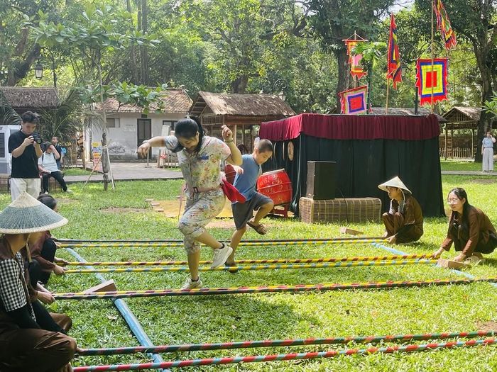 Hai mẹ con cùng chơi trò nhảy sạp tại chương trình trải nghiệm văn hóa “Một ngày rong chơi”