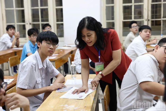 Trong phòng thi Ngữ văn sáng 30/5.