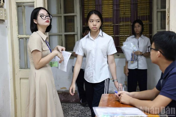 Từ 8 giờ sáng nay, thí sinh bắt đầu làm bài thi môn Ngữ văn theo hình thức tự luận, thời gian làm bài 120 phút.