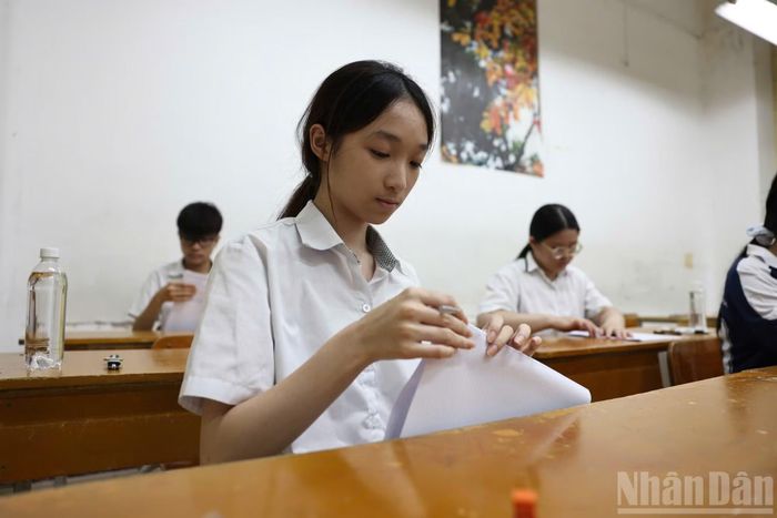 Thí sinh chuẩn bị thực hiện bài thi đầu tiên.