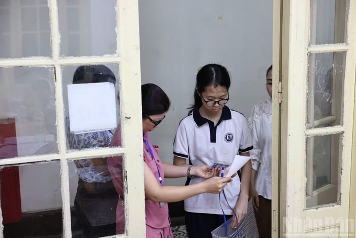 Giám thị kiểm tra thông tin thí sinh trước khi vào phòng thi.