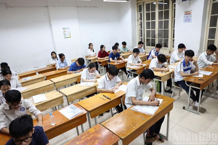 Trong phòng thi môn Ngữ văn tại điểm thi Trường trung học phổ thông Trần Phú-Hoàn Kiếm.