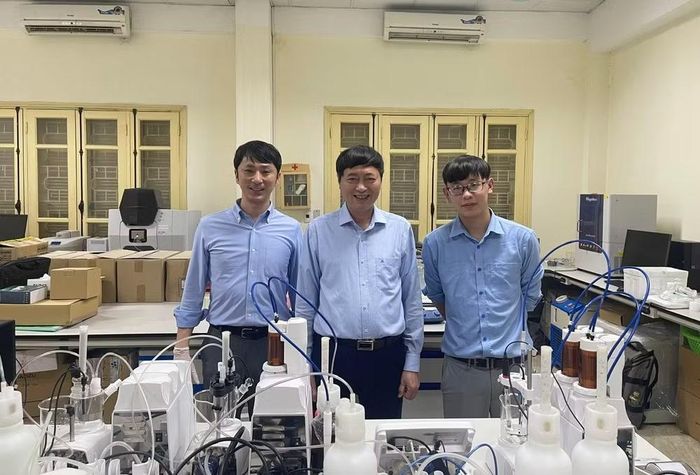 Giáo sư, Tiến sĩ Nguyễn Văn Nội (giữa) cùng các chuyên gia lắp đặt thiết bị phân tích của Nhật Bản.