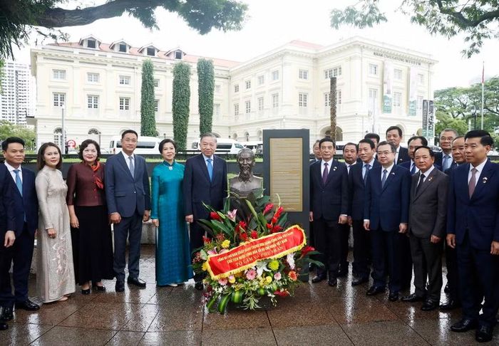 Tổng Bí thư, Chủ tịch nước Tô Lâm và Phu nhân cùng đoàn đại biểu cấp cao Việt Nam bên tượng đài Chủ tịch Hồ Chí Minh tại Bảo tàng Văn minh châu Á. (Ảnh: TTXVN)