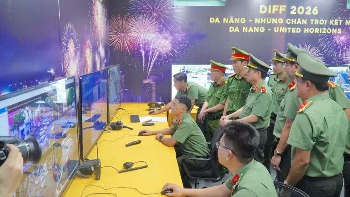 Lãnh đạo Công an thành phố Đà Nẵng kiểm tra, theo dõi tổng duyệt tổng diễn tập phương án bảo đảm an ninh trật tự, trật tự an toàn giao thông, phòng cháy, chữa cháy và cứu nạn, cứu hộ phục vụ DIFF 2026 tại Sở chỉ huy.