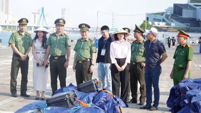Lãnh đạo Công an thành phố Đà Nẵng kiểm tra khu vực trận địa pháo hoa.