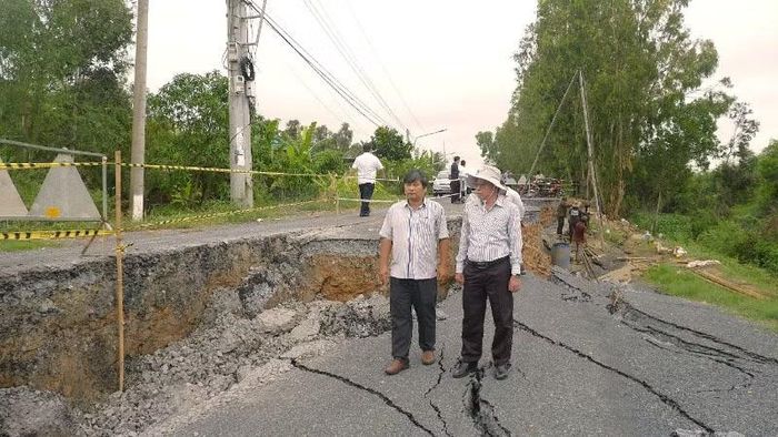 Lãnh đạo Sở Nông nghiệp và Môi trường khảo sát tình hình sạt lở tại đường Thiên Hộ Dương, phường Kiến Tường.