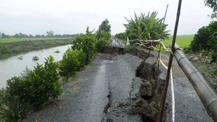 Đường Kênh Ranh, ấp Bàu Chứa, xã Tuyên Thạnh sạt lở nghiêm trọng vào ngày 27/5.