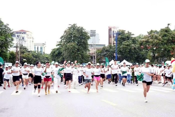 Các đại biểu dự chương trình tham gia chạy hưởng ứng với cự ly 1km.