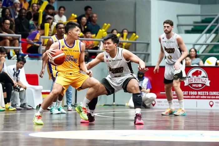 Huỳnh Trực Nhân nỗ lực phòng thủ giúp Saigon Heat bám đuổi. (Ảnh: VBA)