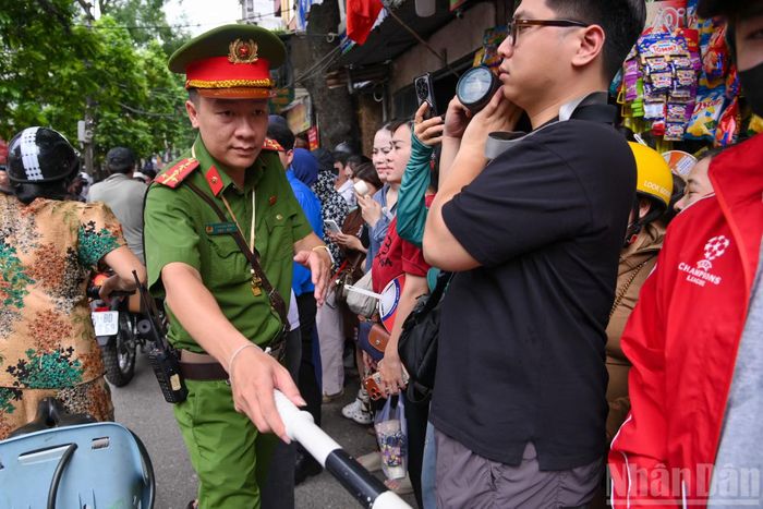 Tại các điểm thi luôn có các lực lượng chức năng túc trực nhằm bảo đảm an ninh, trật tự an toàn cho kỳ thi vào lớp 10, tạo điều kiện thuận lợi cho thí sinh.