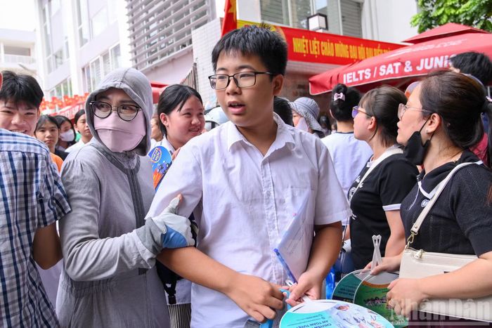  Sau khi hoàn thành bài thi môn Ngữ văn vào buổi sáng, chiều nay, các thí sinh sẽ làm bài thi ngoại ngữ (60 phút). 