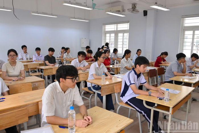  Thời gian làm bài thi môn Ngữ văn kéo dài 120 phút. 