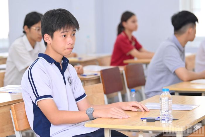  Đúng 8 giờ sáng, các thí sinh Hà Nội bắt đầu làm bài thi đầu tiên của kỳ thi tuyển sinh vào lớp 10 năm 2026. 
