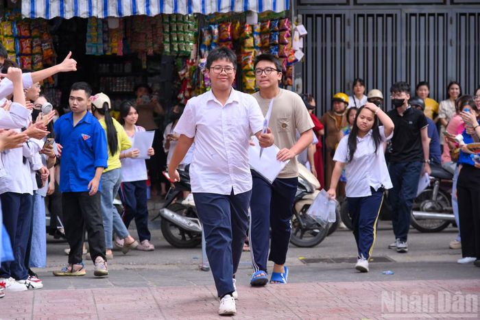 Tại điểm thi Trường trung học phổ thông Đoàn Kết-Hai Bà Trưng, từ 6 giờ 30 phút sáng, các thí sinh đã có mặt để chuẩn bị cho kỳ thi quan trọng.