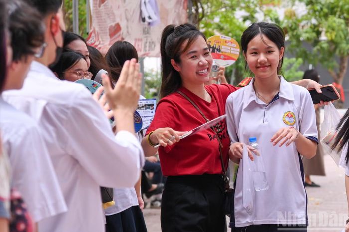 Không ít phụ huynh đến sớm để đón con tại điểm thi.