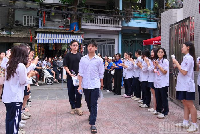  Đây là năm thứ hai đề thi môn Ngữ văn trong kỳ thi tuyển sinh lớp 10 không sử dụng ngữ liệu có trong sách giáo khoa. 