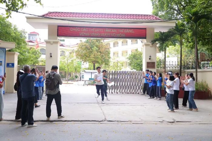 Các học sinh đầu tiên ra khỏi điểm thi sau môn thi Ngữ Văn.