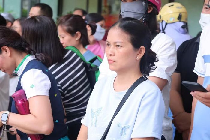 Gương mặt lo âu của các phụ huynh trong khi chờ các học sinh làm bài thi.