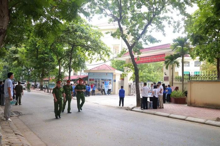 Các lực lượng chức năng hỗ trợ phân luồng giao thông, bảo đảm an ninh trật tự trước điểm thi.