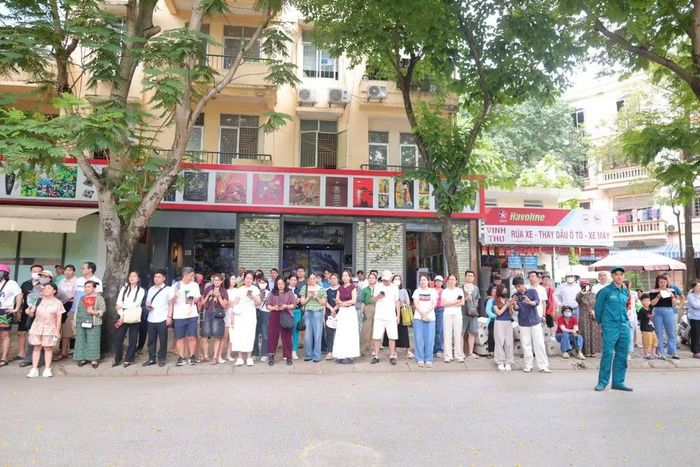 Các phụ huynh đứng chờ học sinh ở cổng trường.
