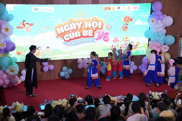 Thời tiết nóng bức những ngày qua không ngăn được sự háo hức, tò mò, vui vẻ của các em nhỏ trong chương trình Tết Thiếu nhi tại Bệnh viện Nhi Trung ương.