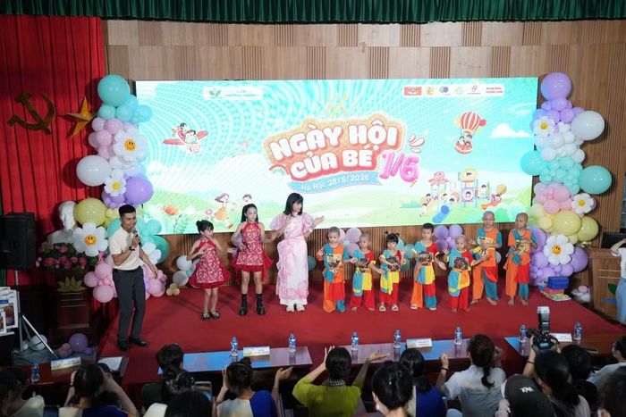 Lò Thị Nhân (quê Sơn La) và các em nhỏ tại buổi trình diễn văn nghệ.