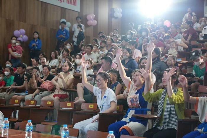 Thông qua chuỗi hoạt động nhân ngày 1/6, Bệnh viện Nhi Trung ương cũng mong muốn lan tỏa thông điệp về sự sẻ chia, chung tay của cộng đồng trong chăm sóc trẻ em đang điều trị bệnh.