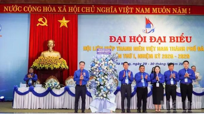 Lãnh đạo Chủ tịch Hội Liên hiệp Thanh niên Việt Nam tặng hoa chúc mừng Đại hội.