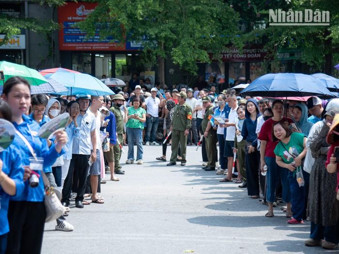 Tiếng trống trường đã điểm, báo hiệu giờ thi sắp kết thúc. Ai nấy đều hồi hộp ngóng đợi các sĩ tử bước ra từ phòng thi.