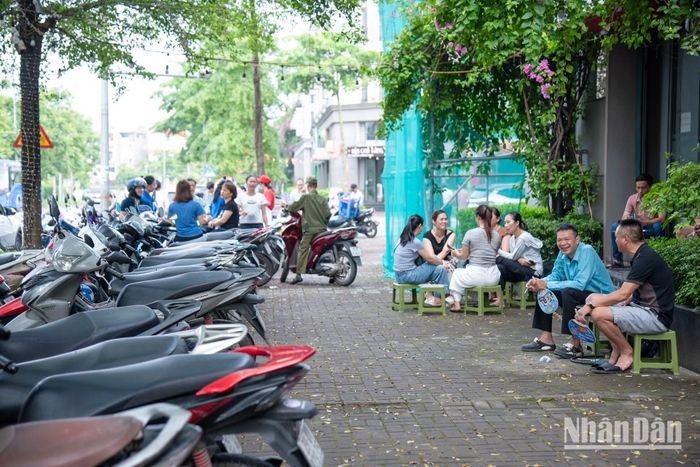 Đa số các bậc cha mẹ đều lựa chọn ở lại điểm trường để chờ đến cuối giờ. Số lượng phương tiện dừng đỗ không hề nhỏ, nhưng đều được sắp xếp gọn gàng để tránh ảnh hưởng đến người đi bộ và dân cư trong khu vực.