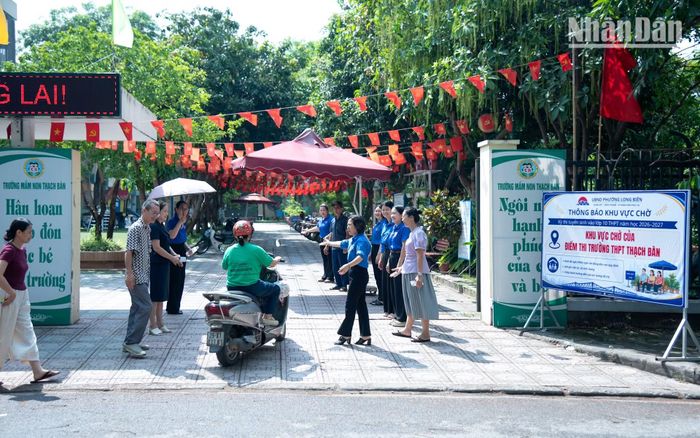 Mùa thi tuyển sinh lớp 10 năm nay tại khu vực phường Long Biên diễn ra suôn sẻ cùng sự chuẩn bị chu đáo. Trường Mầm non Thạch Bàn được trưng dụng làm điểm chờ cho phụ huynh trong những ngày nắng nóng này. 