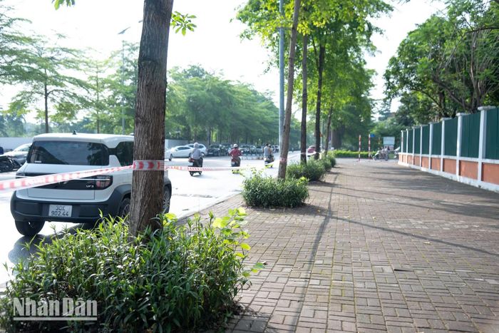  Khu vực chung quanh điểm thi được rào chắn kỹ lưỡng dưới sự điều tiết giao thông của lực lượng an ninh trật tự địa phương nhằm bảo đảm an ninh và bảo mật cho điểm thi. 