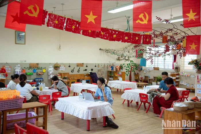 Theo bà Hoàng Thị Nghĩa, Hiệu trưởng Trường Mầm non Thạch Bàn, nhà trường đã chuẩn bị 5 phòng chờ với đầy đủ nước uống, đèn chiếu sáng, quạt mát để phụ huynh có thể thoải mái chờ con kết thúc bài thi. Thậm chí, nhiều học sinh ở xa, không có điều kiện trở về nhà, hoàn toàn có thể gọi đồ ăn đến điểm chờ, ăn trưa và nghỉ ngơi tại chỗ để buổi chiều tiếp tục bước vào môn thi thứ hai.