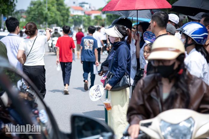 Một số bậc cha mẹ còn chuẩn bị sẵn những ly nước giải khát để chờ con bước ra từ phòng thi.