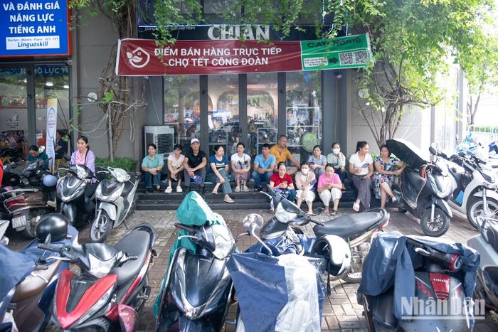 Đồng hành cùng con qua mùa tuyển sinh, các bậc phụ huynh cùng nhau ngồi chờ tại khu vực vỉa hè đối diện cổng trường và chia sẻ tâm lý hồi hộp không khác gì với các sĩ tử.