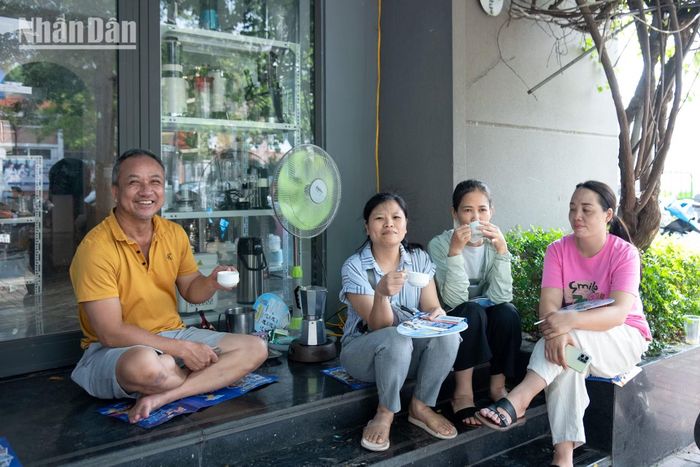 Chú Trí, nhà ở làng Lệ Mật cách điểm thi trường THPT Thạch Bàn không xa, không lựa chọn quay trở về nhà sau khi đưa con tới điểm thi mà ở lại cùng ngồi chờ với các bậc phụ huynh khác. Đã có kinh nghiệm đưa con đi thi tuyển sinh lớp 10 từ 2 năm trước, chú đã sớm chuẩn bị nước tinh khiết, ấm cà-phê, cốc uống nước và cả quạt điện để chia sẻ cùng với mọi người. Chủ cửa hàng cũng sẵn lòng cho mượn ổ điện để các bậc cha mẹ có thể ngồi chờ con cho đến hết giờ thi.