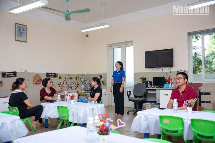Chị Tâm (áo đỏ), nhà ở phố Phúc Tân, đánh giá cao sự phối hợp của Trường Mầm non Thạch Bàn cùng chính quyền địa phương để chia sẻ với các bậc phụ huynh. Nhiều trường hợp nhà ở gần điểm thi, nhưng lựa chọn ở lại điểm chờ để sẵn sàng trong tâm thế nếu các sĩ tử cần hỗ trợ. Thành viên phụ trách các phòng chờ đều là những cô giáo mầm non của trường nên có thể sẵn sàng giúp đỡ khi phụ huynh cần.