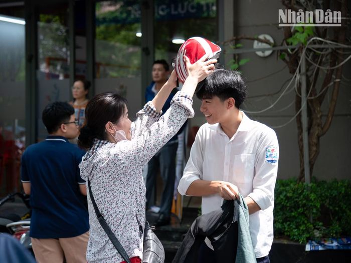 Nhìn chung, các em học sinh bước qua môn thi đầu tiên với tâm thế thoải mái và sẵn sàng cho môn Ngoại ngữ vào chiều nay.