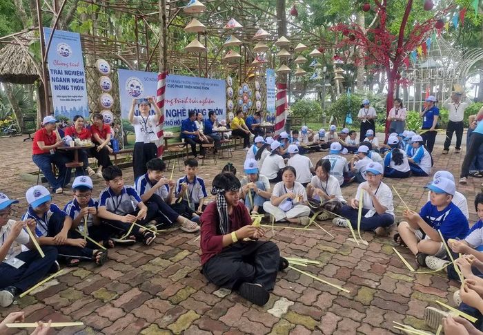 Học sinh các trường trung học cơ sở ở Thành phố Hồ Chí Minh học làm đồ chơi dân gian.