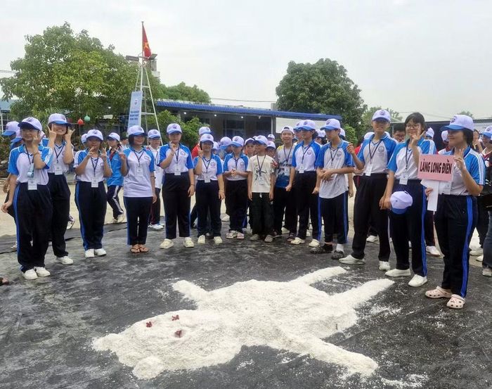 Học sinh đắp tượng bằng hạt muối.