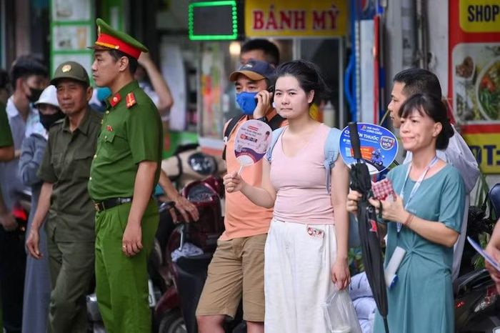 Các vị phụ huynh nóng lòng đợi con làm bài thi. Ảnh: Thế Đại.