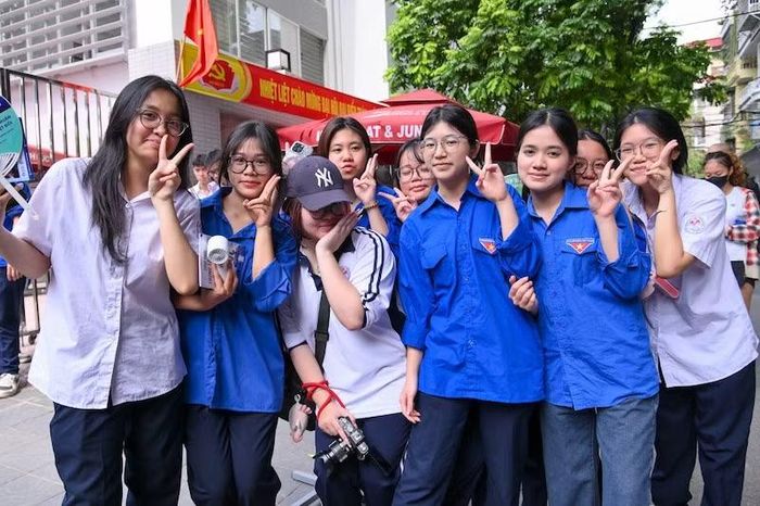 Lực lượng thanh niên tình nguyện hỗ trợ các thí sinh trong kỳ thi tuyển sinh vào lớp 10 tại Hà Nội. (Ảnh: Thế Đại)