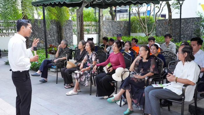 Người dân phường Sài Gòn tham gia một buổi tuyên truyền về thực hành tiết kiệm điện.