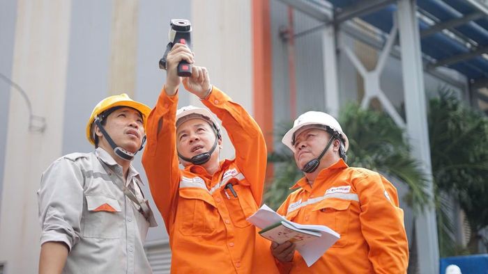 Công nhân EVNCMC kiểm tra thiết bị điện để bảo đảm nguồn điện vận hành thông suốt.