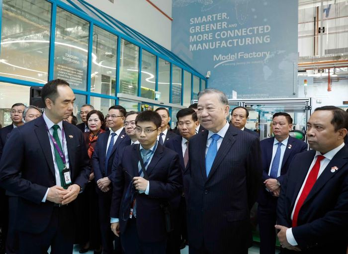Tổng Bí thư, Chủ tịch nước Tô Lâm thăm Nhà máy mẫu cho công nghệ sản xuất tiên tiến của Singapore. (Ảnh: TTXVN)