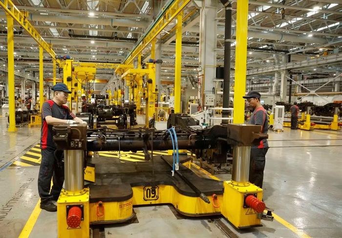 Công nhân làm việc tại Trung tâm Thử nghiệm Đường sắt Singapore. (Ảnh: TTXVN)