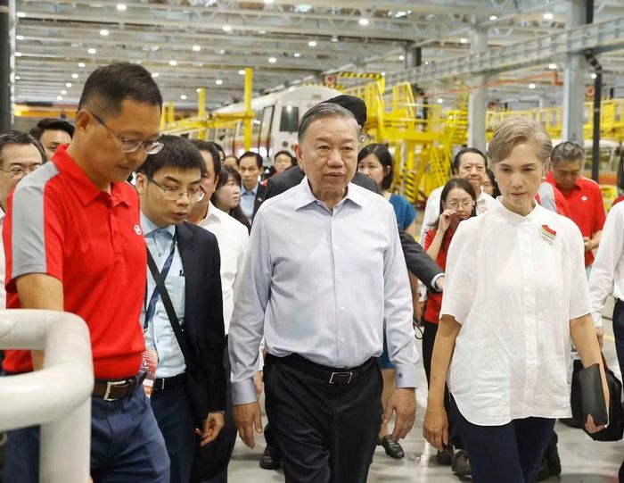  Tổng Bí thư, Chủ tịch nước Tô Lâm thăm Trung tâm Thử nghiệm Đường sắt Singapore. (Ảnh: TTXVN) 