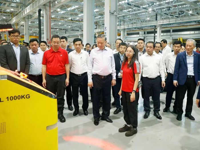 Tổng Bí thư, Chủ tịch nước Tô Lâm thăm Trung tâm Thử nghiệm Đường sắt Singapore. (Ảnh: TTXVN)