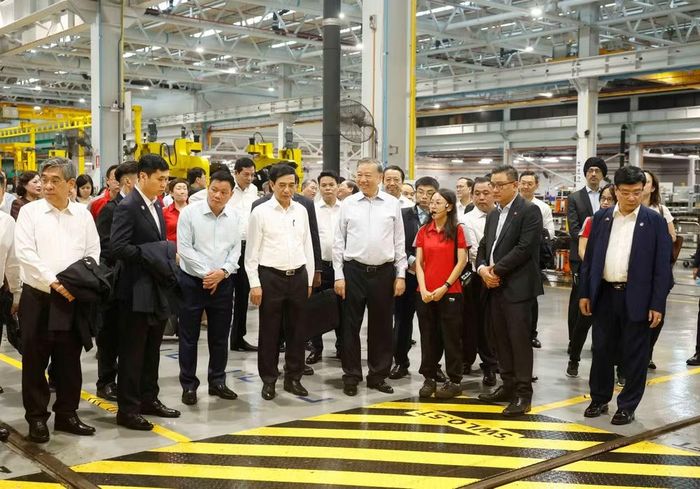 Tổng Bí thư, Chủ tịch nước Tô Lâm thăm Trung tâm Thử nghiệm Đường sắt Singapore. (Ảnh:TTXVN)